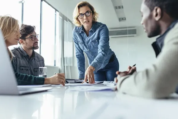 Mulheres avançam na liderança do varejo e já são maioria nos cargos de liderança de 29 grandes empresas